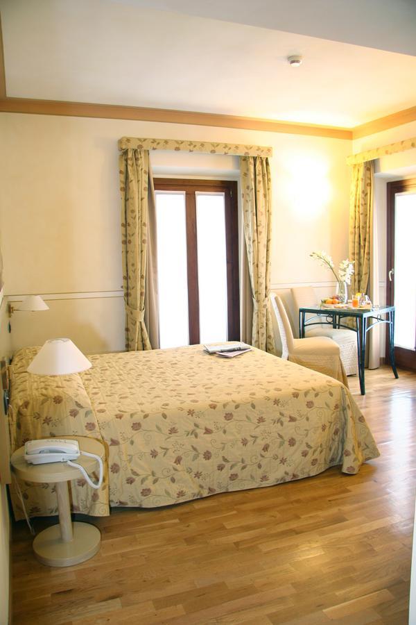 Villa Bregana Carnago Esterno foto